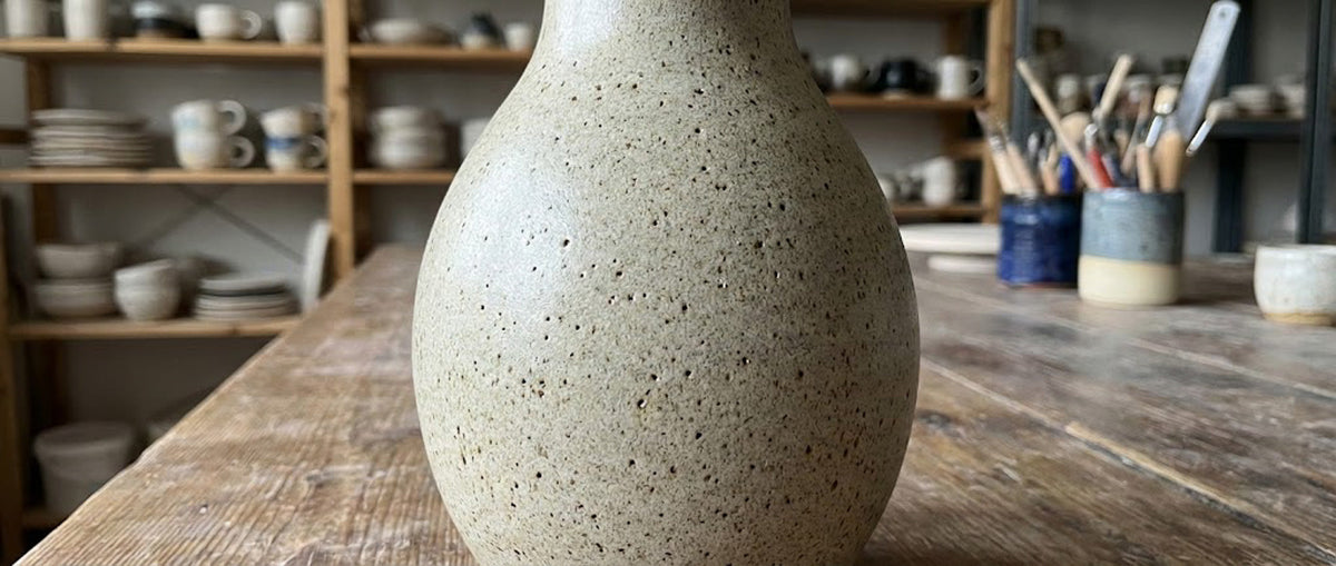 Keramikglasur mit Nadelstichen - Detailaufnahme von Glasurfehlern auf Keramik