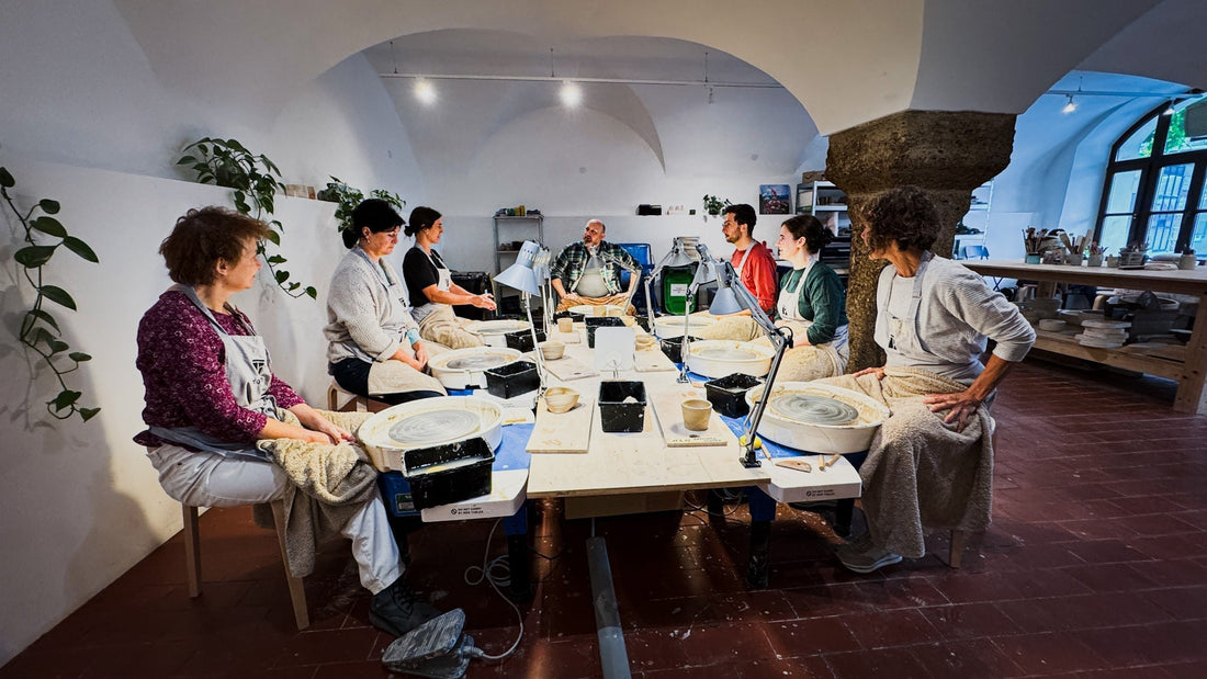 Töpferkurs für Anfänger - Hände formen Ton an der Töpferscheibe