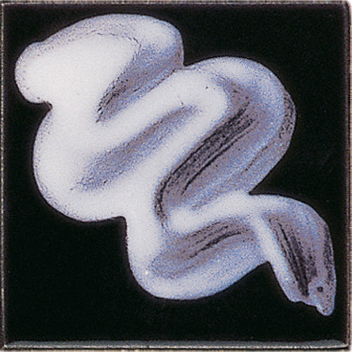 Ein weißer, welliger, farbähnlicher Streifen mit blaugrauer Schattierung ziert einen schwarzen quadratischen Hintergrund – perfekt für Keramikprojekte und zum Experimentieren mit Botz Unidekor-Farben.