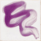 Ein lockerer, welliger Pinselstrich mit violetter Farbe von Botz Unidekor auf einem weißen, quadratischen Hintergrund verläuft von Dunkelviolett zu Hellviolett – ideal für Keramikprojekte und kreative Dekorfarben-Designs.