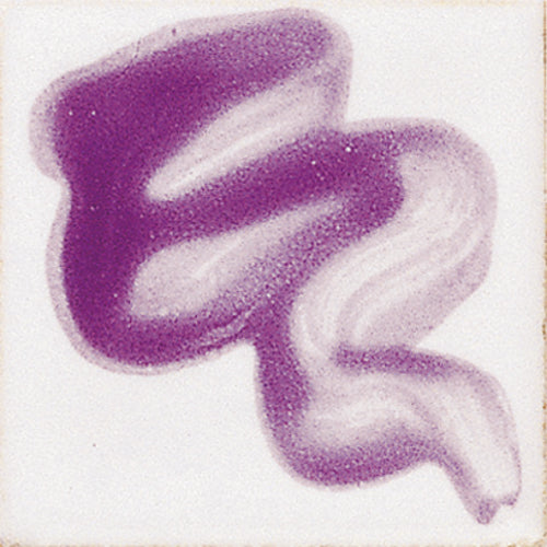 Ein lockerer, welliger Pinselstrich mit violetter Farbe von Botz Unidekor auf einem weißen, quadratischen Hintergrund verläuft von Dunkelviolett zu Hellviolett – ideal für Keramikprojekte und kreative Dekorfarben-Designs.