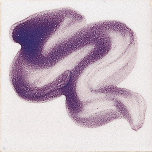 Ein wirbelnder Pinselstrich aus violetter Aquarellfarbe auf Weiß, der an Botz Unidekor in der Keramik erinnert, bildet eine abstrakte, fließende Form mit subtilen Farbvariationen.