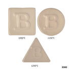 Drei Botz Pro Keramikfliesen – quadratisch (1050 °C), rund (1150 °C) und dreieckig (1250 °C) – sind jeweils mit dem erhabenen Buchstaben „B“ und dem Brennbereich gekennzeichnet. In der unteren rechten Ecke steht die Nummer 9300.