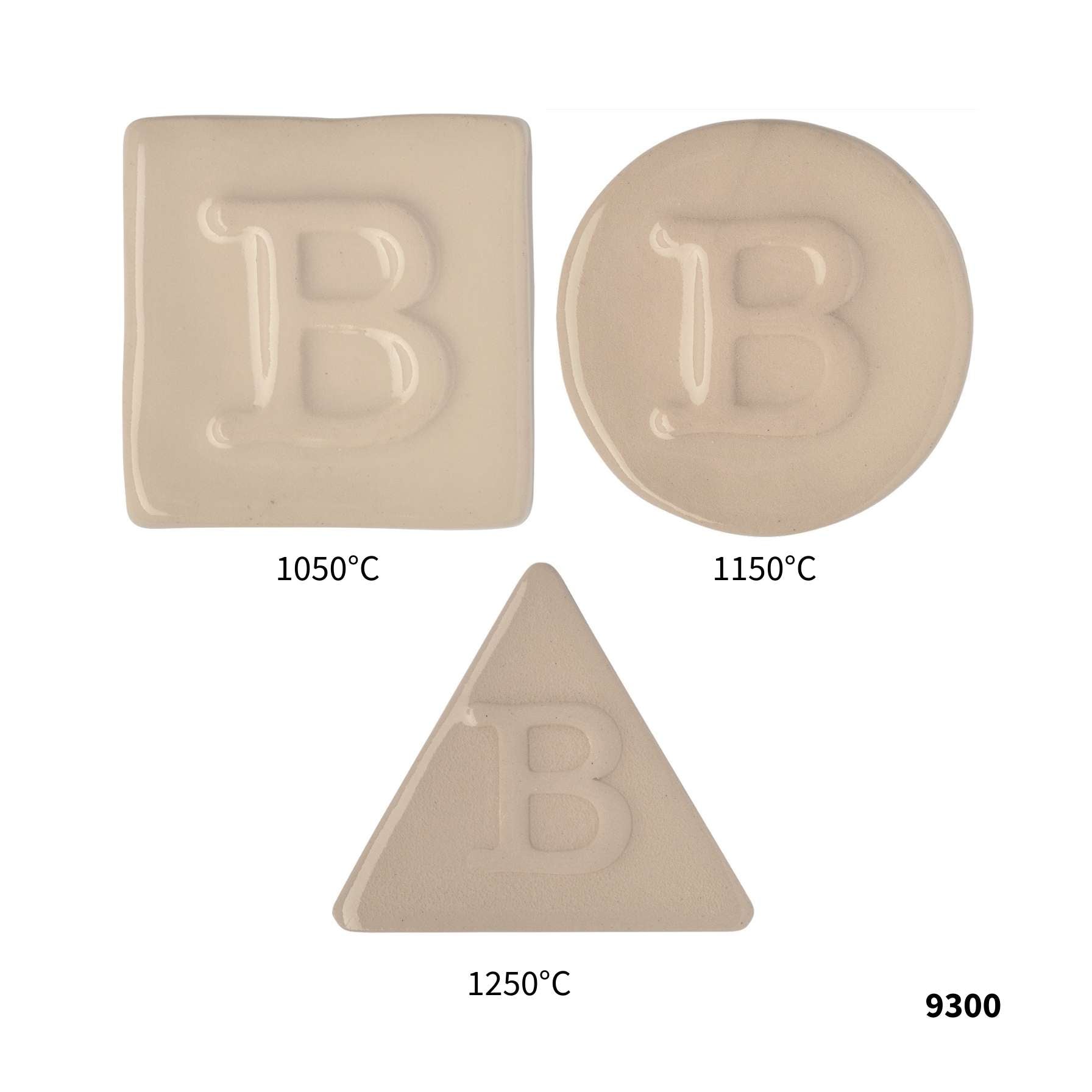 Drei Botz Pro Keramikfliesen – quadratisch (1050 °C), rund (1150 °C) und dreieckig (1250 °C) – sind jeweils mit dem erhabenen Buchstaben „B“ und dem Brennbereich gekennzeichnet. In der unteren rechten Ecke steht die Nummer 9300.