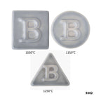 Drei Botz Pro-Keramikfliesen, jede mit einem erhabenen Buchstaben B in Quadrat-, Kreis- und Dreiecksform, sind mit den Brenntemperaturen 1050 °C, 1150 °C und 1250 °C gekennzeichnet. In der unteren rechten Ecke wird „9302“ angezeigt.