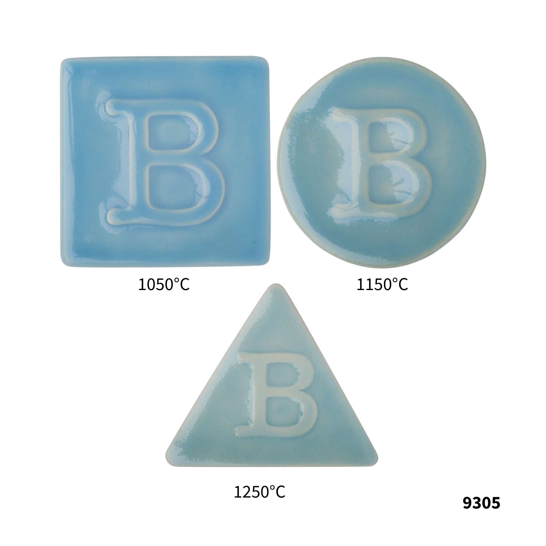 Drei Botz Pro Irdenware Keramikfliesen mit dem Buchstaben B: ein blaues Quadrat (1050°C), ein blaugrüner Kreis (1150°C) und ein hellblaues Dreieck mit Flüssigglasur (1250°C). In der unteren rechten Ecke steht die Zahl 9305.