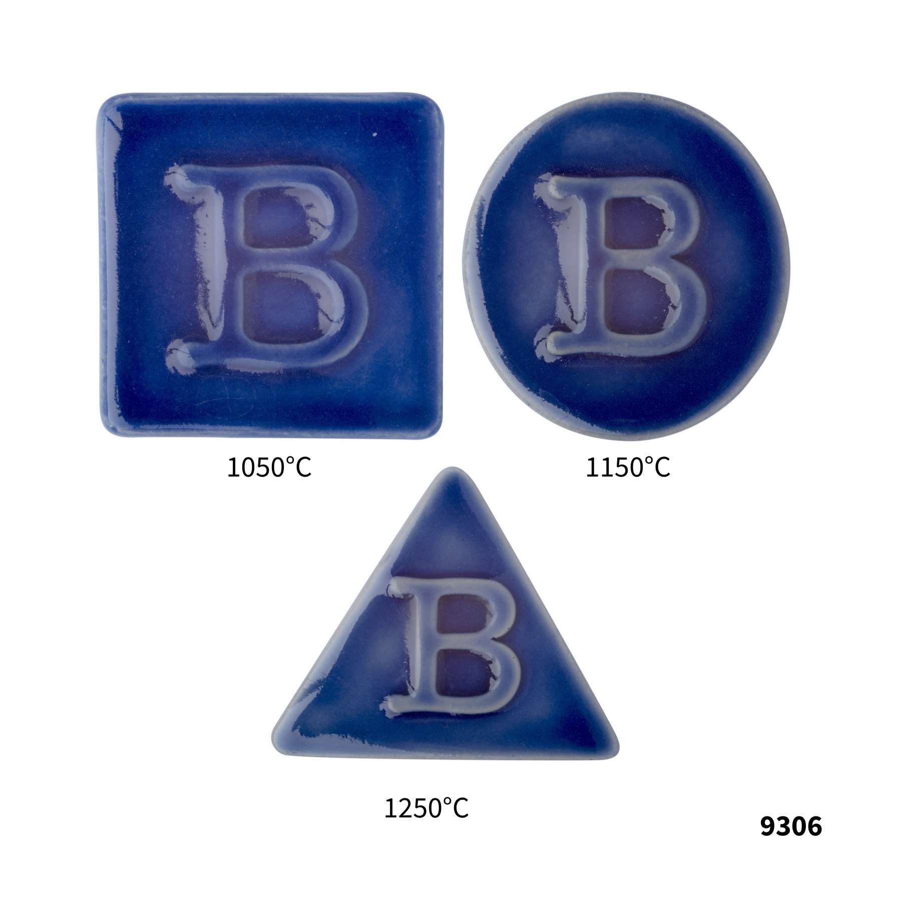 Drei Botz Pro Steingutfliesen mit erhabenem Buchstaben B: ein Quadrat bei 1050 °C, ein Rund bei 1150 °C und ein Dreieck bei 1250 °C. Alle Fliesen haben eine tiefblaue Flüssigglasur und tragen in der unteren rechten Ecke die Nummer 9306.