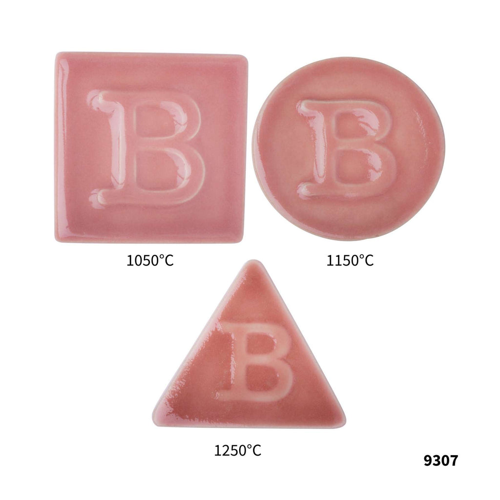 Drei rosafarbene Botz Pro Keramikfliesen mit dem Buchstaben B – Quadrat (1050 °C), Rund (1150 °C), Dreieck (1250 °C) – zeigen die Brennbereiche von Irdenware. In der unteren rechten Ecke erscheint die Nummer 9307.