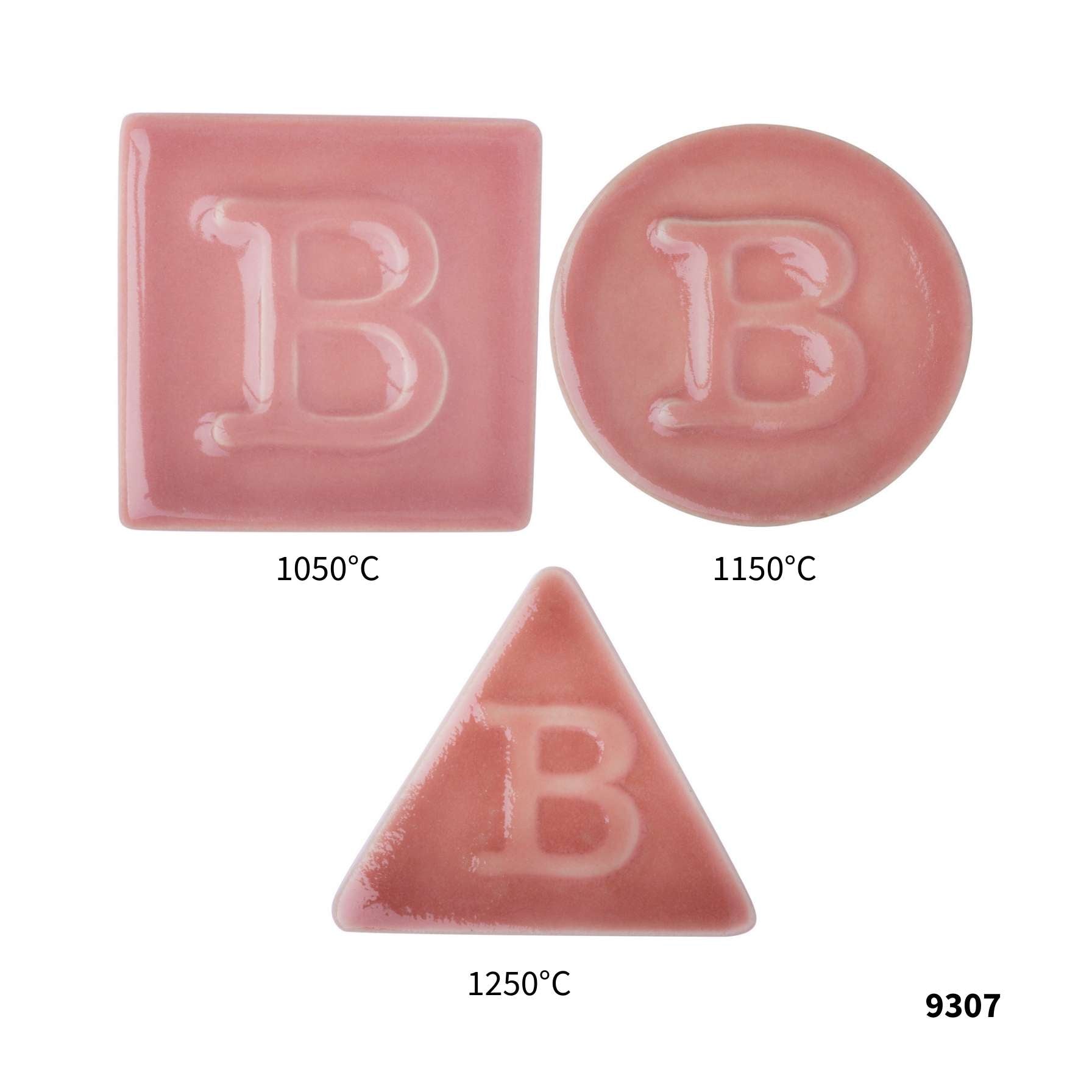 Drei rosafarbene Botz Pro Keramikfliesen mit dem Buchstaben B – Quadrat (1050 °C), Rund (1150 °C), Dreieck (1250 °C) – zeigen die Brennbereiche von Irdenware. In der unteren rechten Ecke erscheint die Nummer 9307.