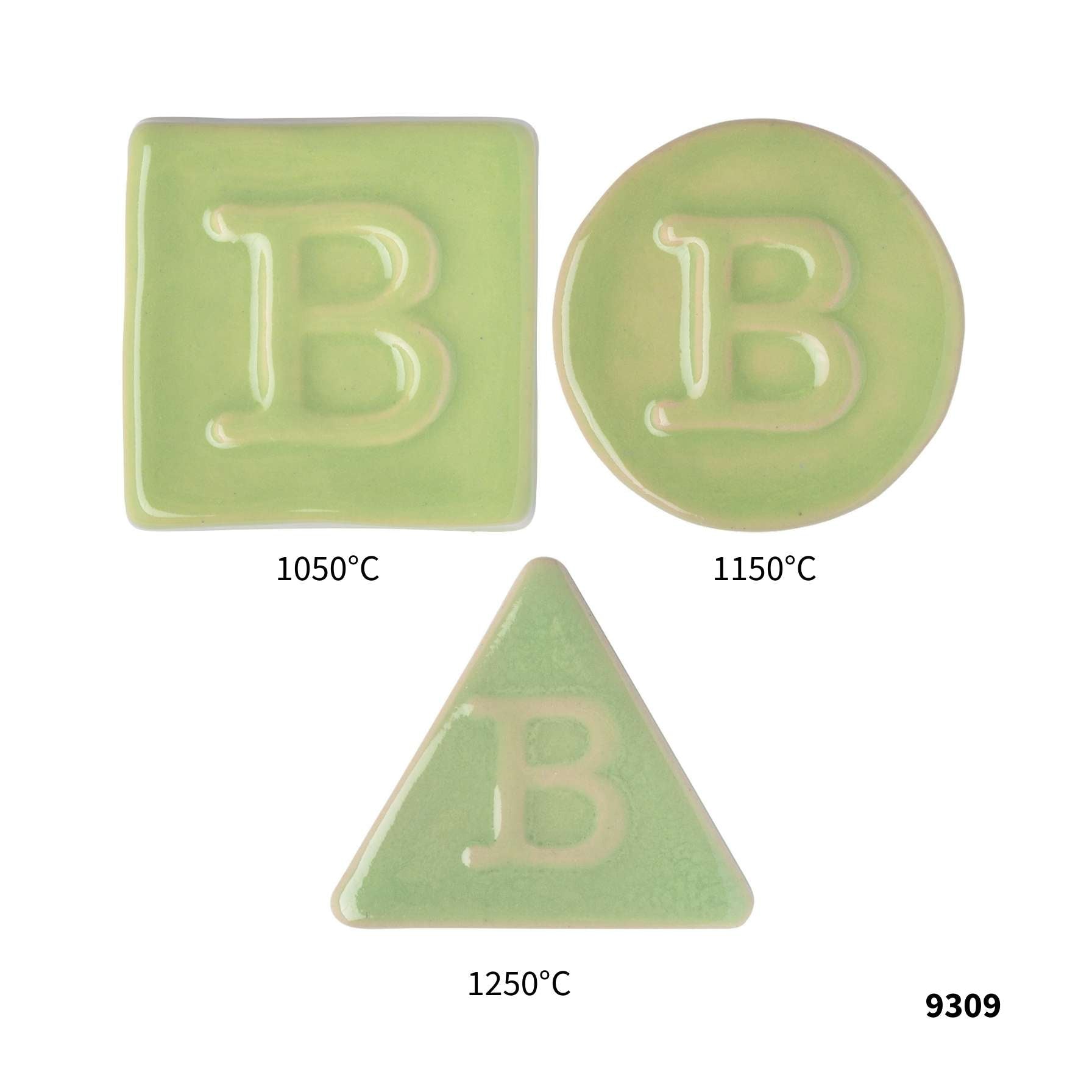 Drei Botz Pro Keramikfliesen, jeweils mit dem Buchstaben B: ein bei 1050 °C gebranntes Quadrat, ein bei 1150 °C gebrannter Kreis und ein bei 1250 °C gebranntes Dreieck – alle im Irdenware Brennbereich. Hellgrün. In der Ecke steht die Nummer 9309.
