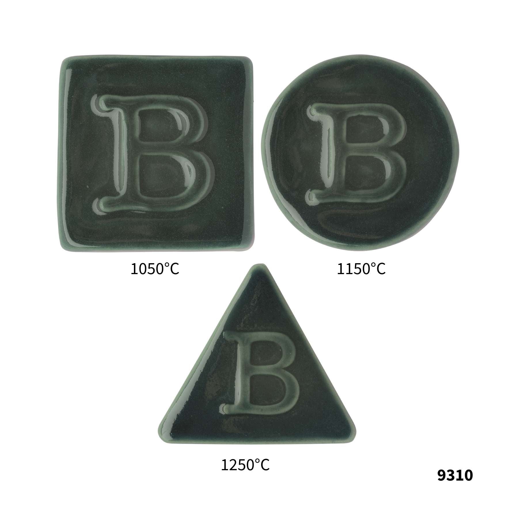 Drei dunkelgrüne Keramikfliesen für Botz Pro zeigen den erhabenen Buchstaben B und den Brennbereich der Flüssigglasur: 1050°C (Quadrat), 1150°C (Kreis) und 1250°C (Dreieck). In der unteren rechten Ecke befindet sich die Zahl 9310.