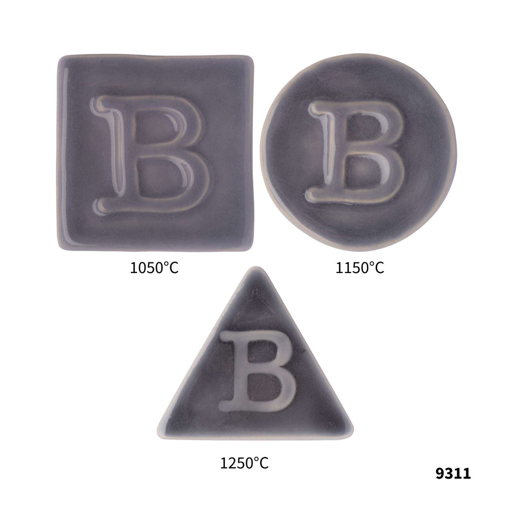 Drei graue Botz Pro Irdenware-Keramikfliesen (quadratisch, rund, dreieckig), jeweils mit einem erhabenen B, werden bei Brenntemperaturen von 1050 °C, 1150 °C und 1250 °C angezeigt. Die Nummer 9311 befindet sich in der unteren rechten Ecke.