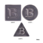 Drei graue Botz Pro Irdenware-Keramikfliesen (quadratisch, rund, dreieckig), jeweils mit einem erhabenen B, werden bei Brenntemperaturen von 1050 °C, 1150 °C und 1250 °C angezeigt. Die Nummer 9311 befindet sich in der unteren rechten Ecke.