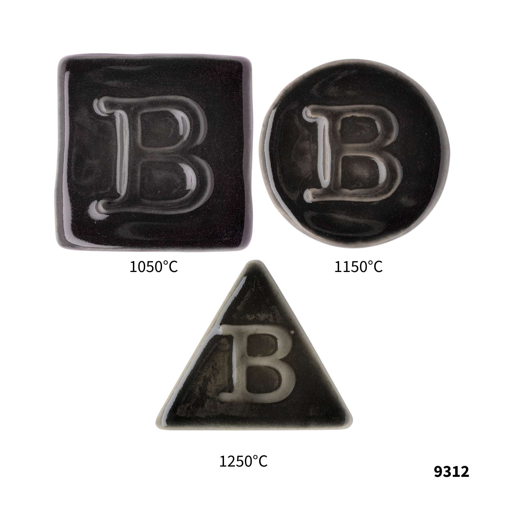 Drei Botz Pro Keramikfliesen, jeweils mit dem erhabenen Buchstaben B – ein Quadrat (1050 °C), ein Kreis (1150 °C) und ein Dreieck (1250 °C) – zeigen Farbveränderungen bei unterschiedlichen Brenntemperaturen. Die Zahl 9312 befindet sich in der unteren rechten Ecke.