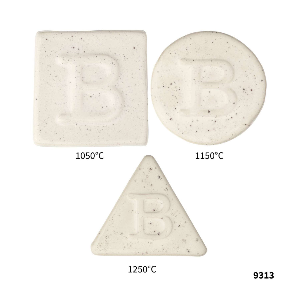 Drei weiße Botz Pro Keramikfliesen – ein Quadrat, ein Kreis und ein Dreieck – sind jeweils mit „B“ gekennzeichnet und bei 1050 °C, 1150 °C und 1250 °C für Steingut gebrannt. Unten rechts ist die Nummer 9313 in Schwarz aufgedruckt.