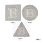 Drei Botz Pro Keramikfliesen mit erhabenem Buchstaben B – Quadrat (1050 °C), Rund (1150 °C) und Dreieck (1250 °C) – eignen sich ideal für Irdenware-Tests. Die Nummer 9314 markiert die Ecke.