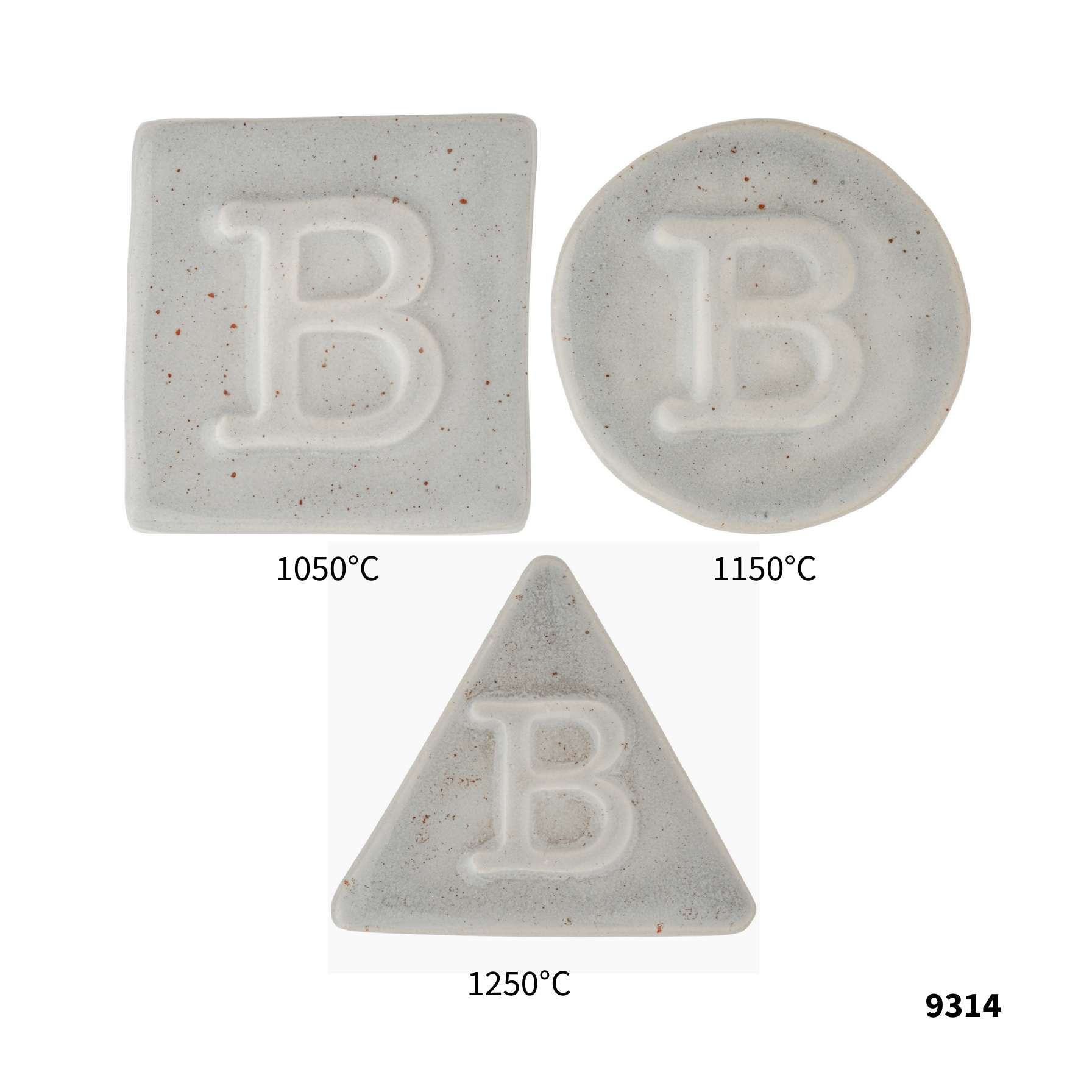 Drei Botz Pro Keramikfliesen mit erhabenem Buchstaben B – Quadrat (1050 °C), Rund (1150 °C) und Dreieck (1250 °C) – eignen sich ideal für Irdenware-Tests. Die Nummer 9314 markiert die Ecke.