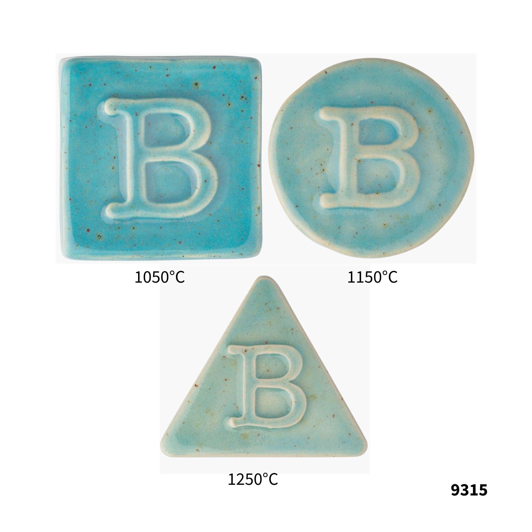 Drei Botz Pro Steingutfliesen, jeweils mit dem erhabenen Buchstaben B in quadratischer, runder und dreieckiger Form. Die blaue Glasur verändert sich bei 1050 °C, 1150 °C und 1250 °C. Code 9315 steht unten rechts.