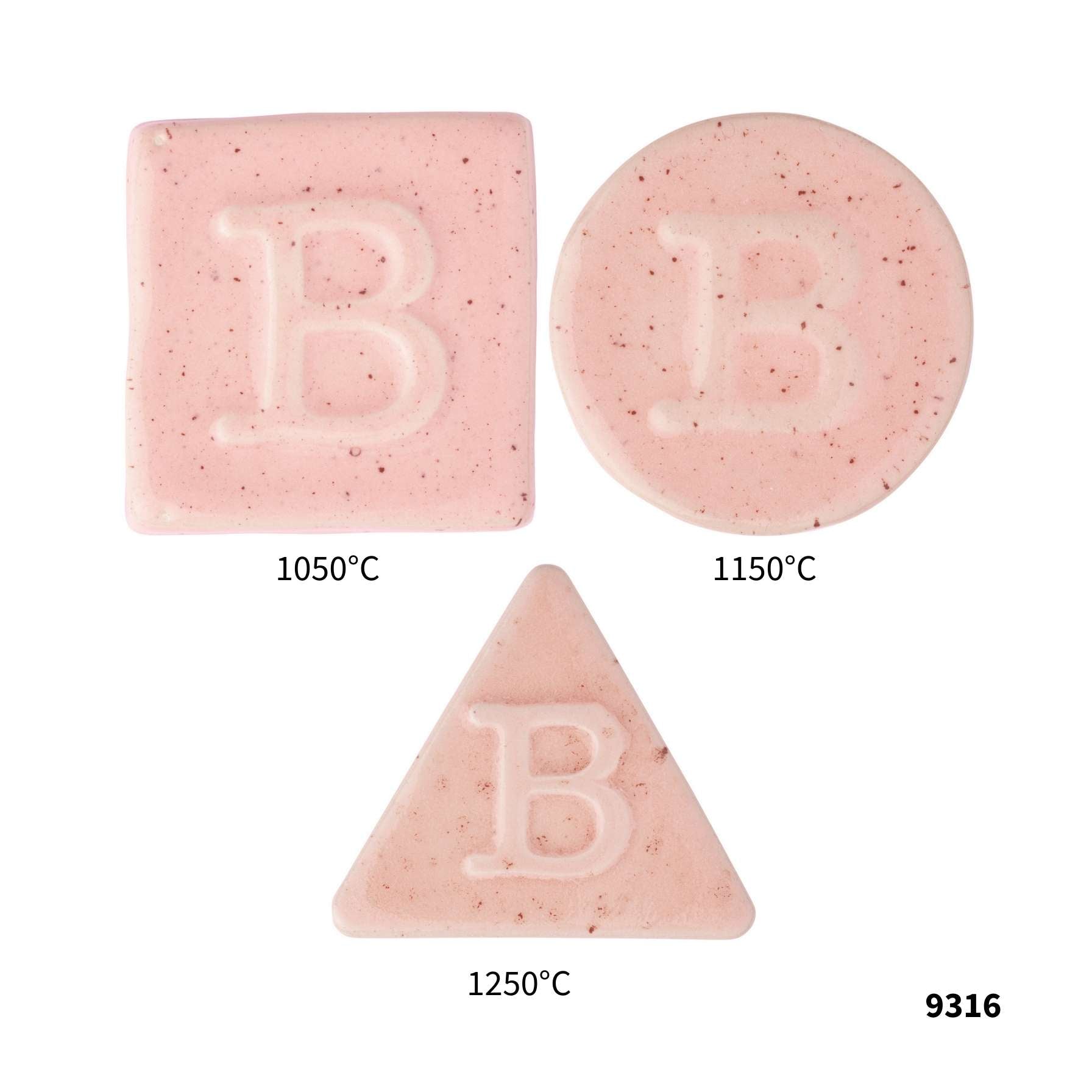 Drei rosafarbene Botz Pro Keramikfliesen, jeweils mit dem Buchstaben B geprägt: eine quadratische Fliese bei 1050 °C, eine runde bei 1150 °C und eine dreieckige bei 1250 °C in unterschiedlichen Brennbereichen. Die Nummer 9316 befindet sich in der unteren rechten Ecke.
