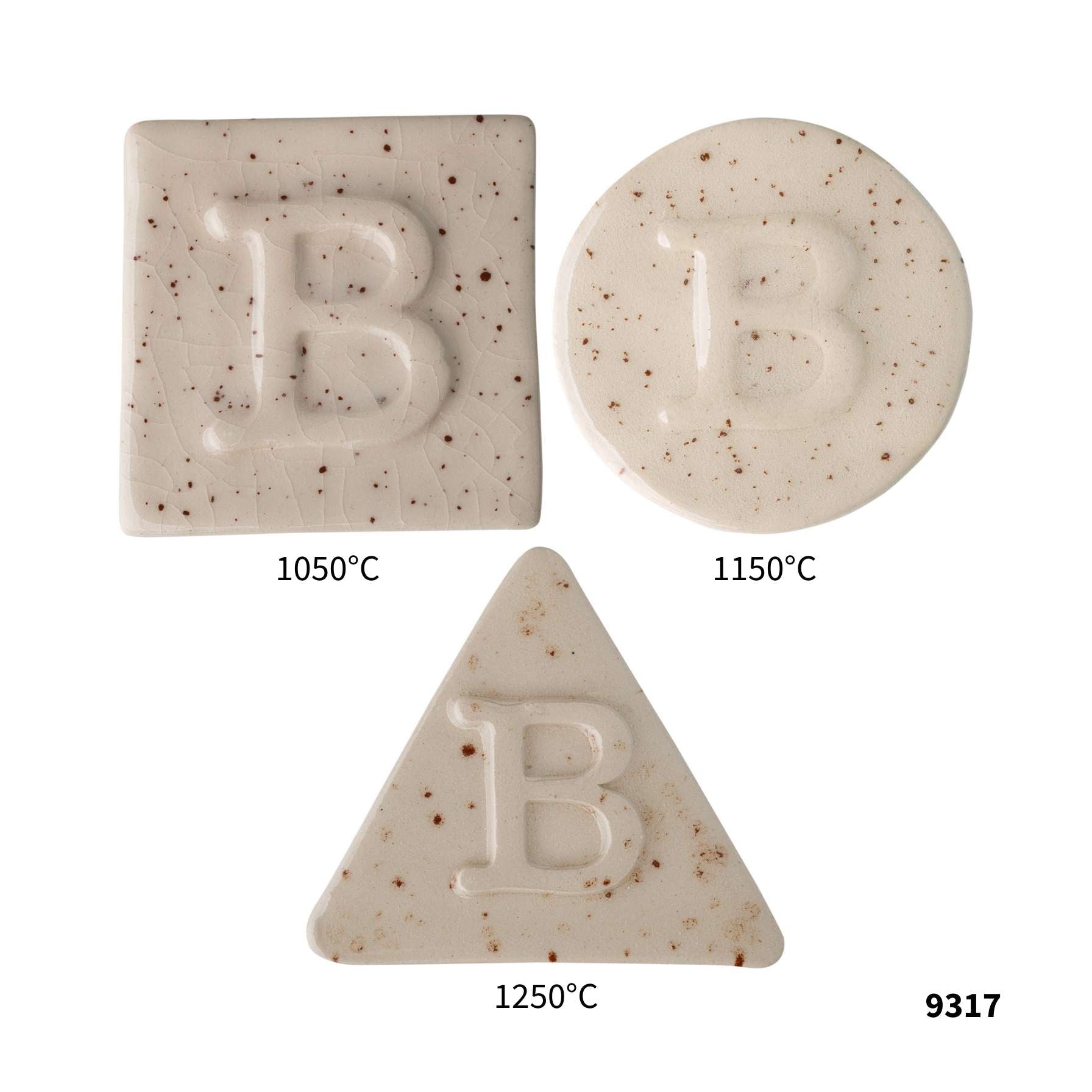 Drei Keramikfliesen von Botz Pro, jede mit einem erhabenen Buchstaben B in Quadrat-, Kreis- und Dreiecksform – gebrannt bei 1050 °C, 1150 °C und 1250 °C – weisen eine weiße Glasur mit braunen Flecken und darunter die Zahl 9317 auf.