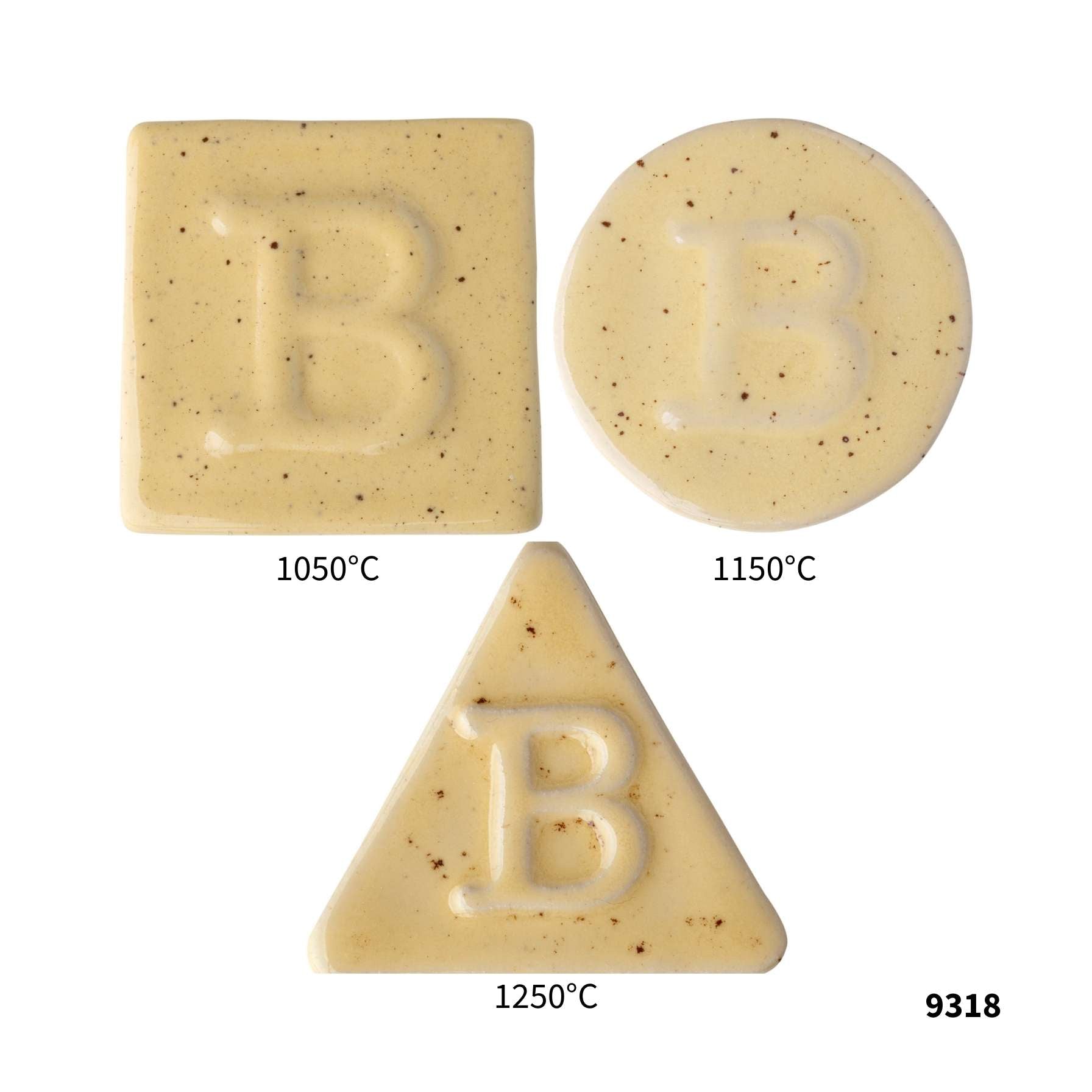 Drei cremefarbene Botz Pro Irdenware-Keramikfliesen mit dem Aufdruck „B“ – ein Quadrat (1050 °C), ein Kreis (1150 °C) und ein Dreieck (1250 °C) – sind jeweils mit ihrem Brennbereich beschriftet. In der unteren rechten Ecke befindet sich die Nummer 9318.
