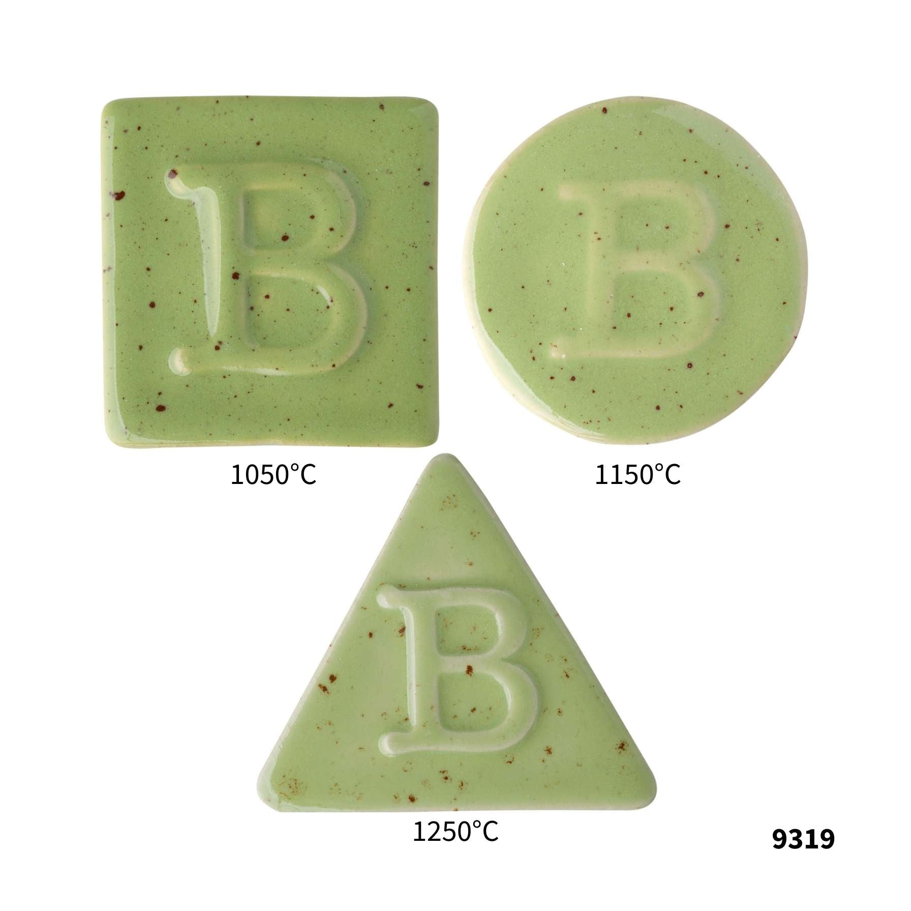 Drei grüne Botz Pro Keramikfliesen – Quadrat, Kreis, Dreieck – jeweils mit der Markierung „B“ und den Beschriftungen 1050 °C, 1150 °C und 1250 °C. Die halbtransparente Oberfläche unterstreicht den Effekt der flüssigen Glasur. In der Ecke befindet sich die Nummer 9319.