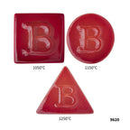 Drei rote Botz Pro Keramikfliesen, jeweils mit dem erhabenen Buchstaben B in Quadrat-, Kreis- oder Dreiecksform, haben halbtransparente Oberflächen. Die angegebenen Brenntemperaturen sind 1050 °C, 1150 °C und 1250 °C; unten rechts ist „9620“ vermerkt.
