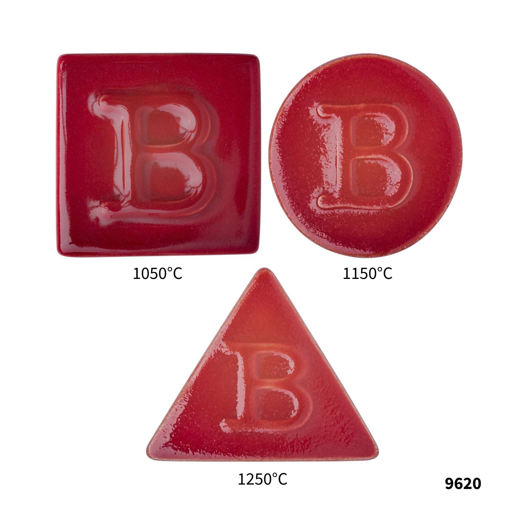 Drei rote Botz Pro Keramikfliesen, jeweils mit dem erhabenen Buchstaben B in Quadrat-, Kreis- oder Dreiecksform, haben halbtransparente Oberflächen. Die angegebenen Brenntemperaturen sind 1050 °C, 1150 °C und 1250 °C; unten rechts ist „9620“ vermerkt.