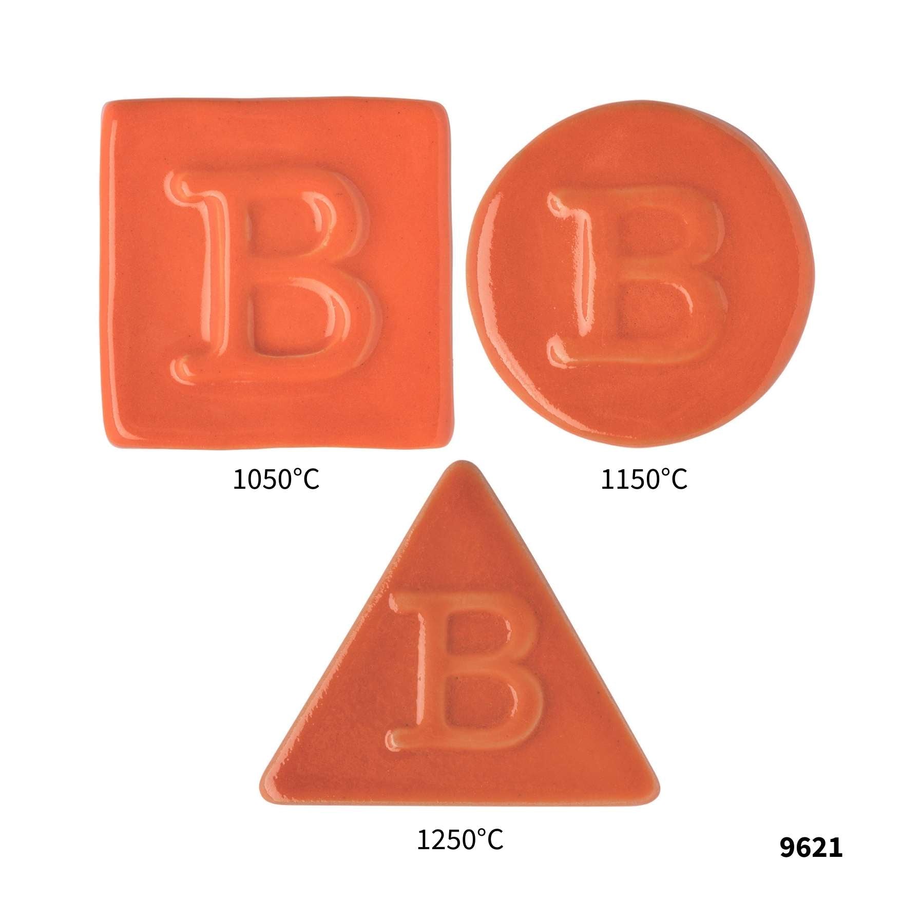 Drei Botz Pro Keramikfliesen mit dem Buchstaben B in den orangefarbenen Designs Quadrat (1050°C), Kreis (1150°C) und Dreieck (1250°C). Jede hat eine halbtransparente Oberflächenqualität und trägt unten rechts die schwarze Nummer 9621.
