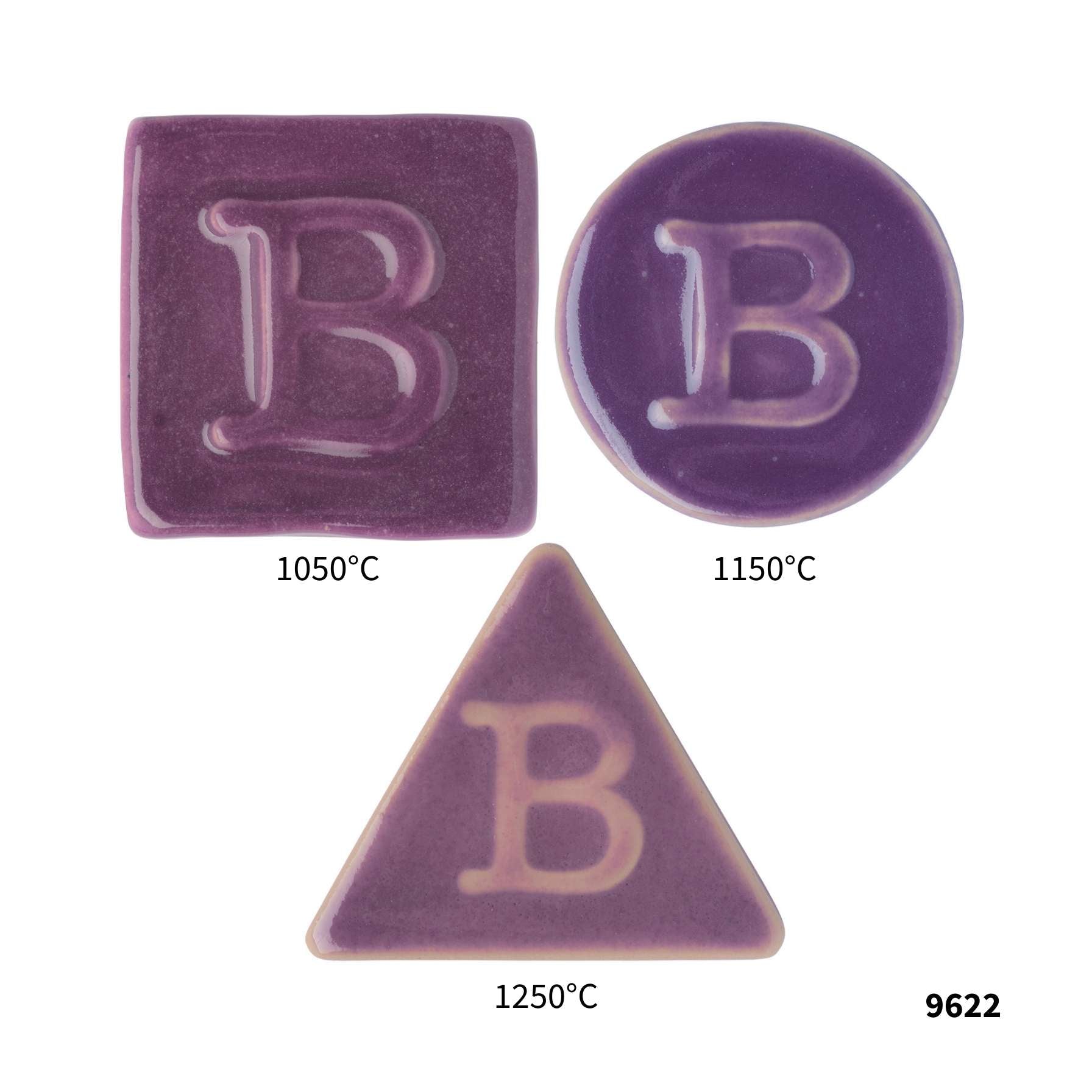 Drei Botz Pro-Keramikfliesen, die mit B und einem Quadrat (1050 °C), einem Kreis (1150 °C) und einem Dreieck (1250 °C) gekennzeichnet sind, weisen unterschiedliche violette Farbtöne und halbtransparente Oberflächen auf. Der Brennbereich ist mit der Zahl 9622 in der Ecke gekennzeichnet.