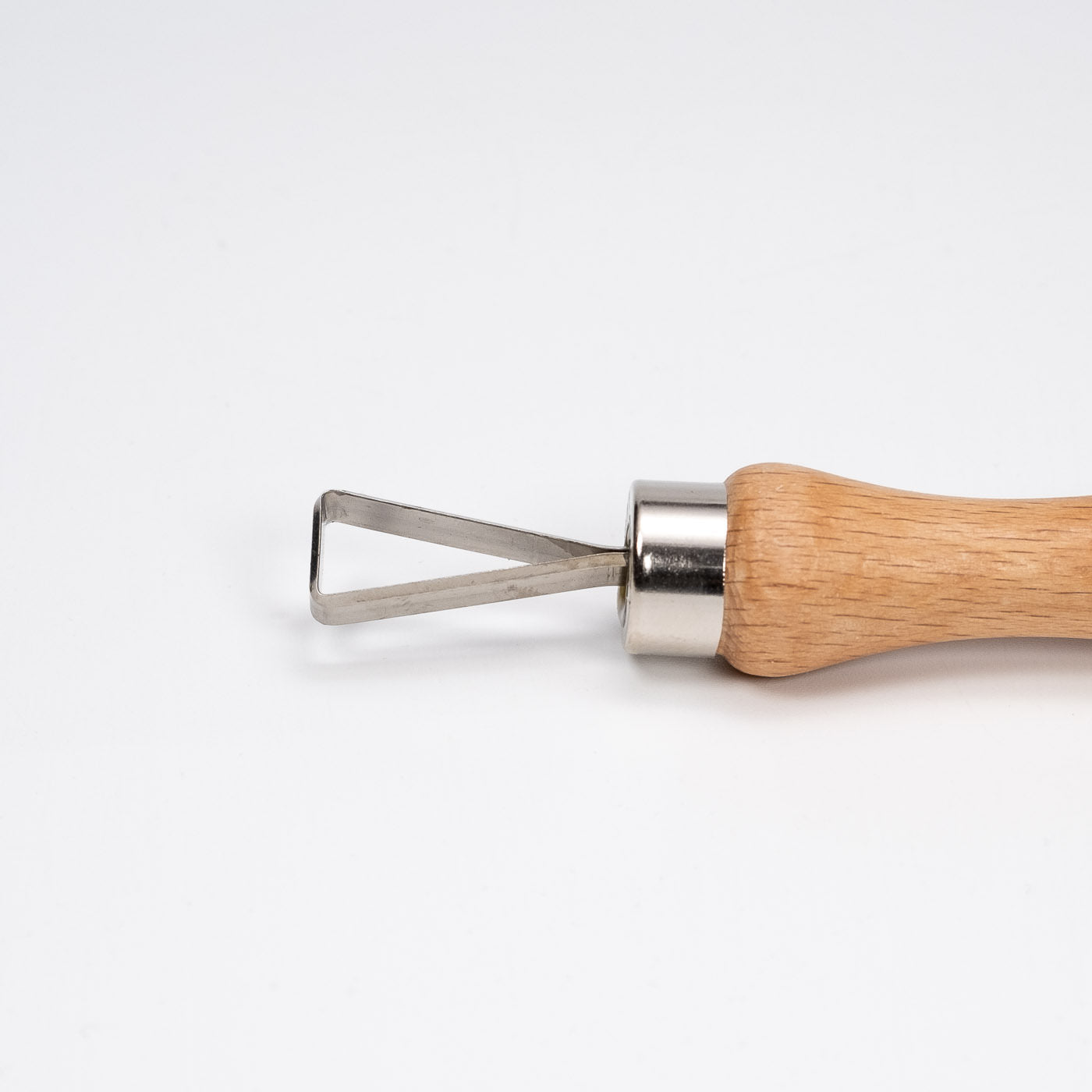Die Abdrehschlinge, ein Schnitzwerkzeug mit einer dreieckigen Metallklinge und einem Holzgriff, wird häufig in der Töpferei oder Bildhauerei verwendet und ist vor einem schlichten weißen Hintergrund abgebildet.