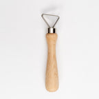 Die Abdrehschlinge ist ein Töpferwerkzeug mit einem Holzgriff und einer dreieckigen Metallschlaufe, das zum Formen und Modellieren von Ton dient und auf weißem Hintergrund abgebildet ist.