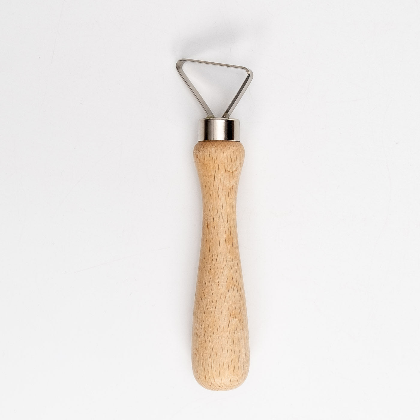 Die Abdrehschlinge ist ein Töpferwerkzeug mit einem Holzgriff und einer dreieckigen Metallschlaufe, das zum Formen und Modellieren von Ton dient und auf weißem Hintergrund abgebildet ist.