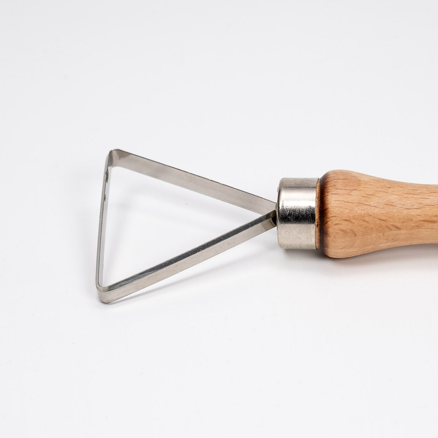 Auf einem schlichten weißen Hintergrund ist eine fotografierte Abdrehschlinge zu sehen, eine dreieckige Metallschlaufe mit einem Holzgriff, die zum Töpfern oder Tonmodellieren verwendet wird.