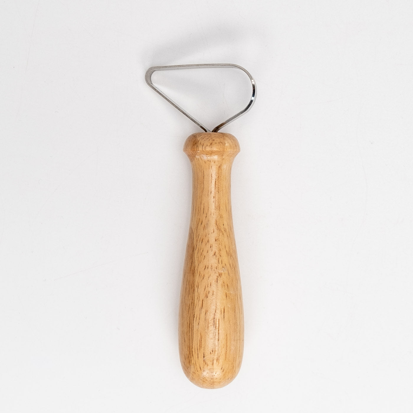 Die Abdrehschlinge ist ein Töpferwerkzeug mit Holzgriff und einer Klinge mit Metallschlaufe zum Formen und Schnitzen von Ton, abgebildet auf weißem Hintergrund.