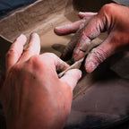 Nahaufnahme der Hände, die den Rand eines rechteckigen Tonstücks formen, die Finger sind mit Ton bestäubt, Demonstration der Wulsttechnik während des Keramikkurses "Feine Keramik von Hand formen - dein Einstieg in die Aufbautechnik".