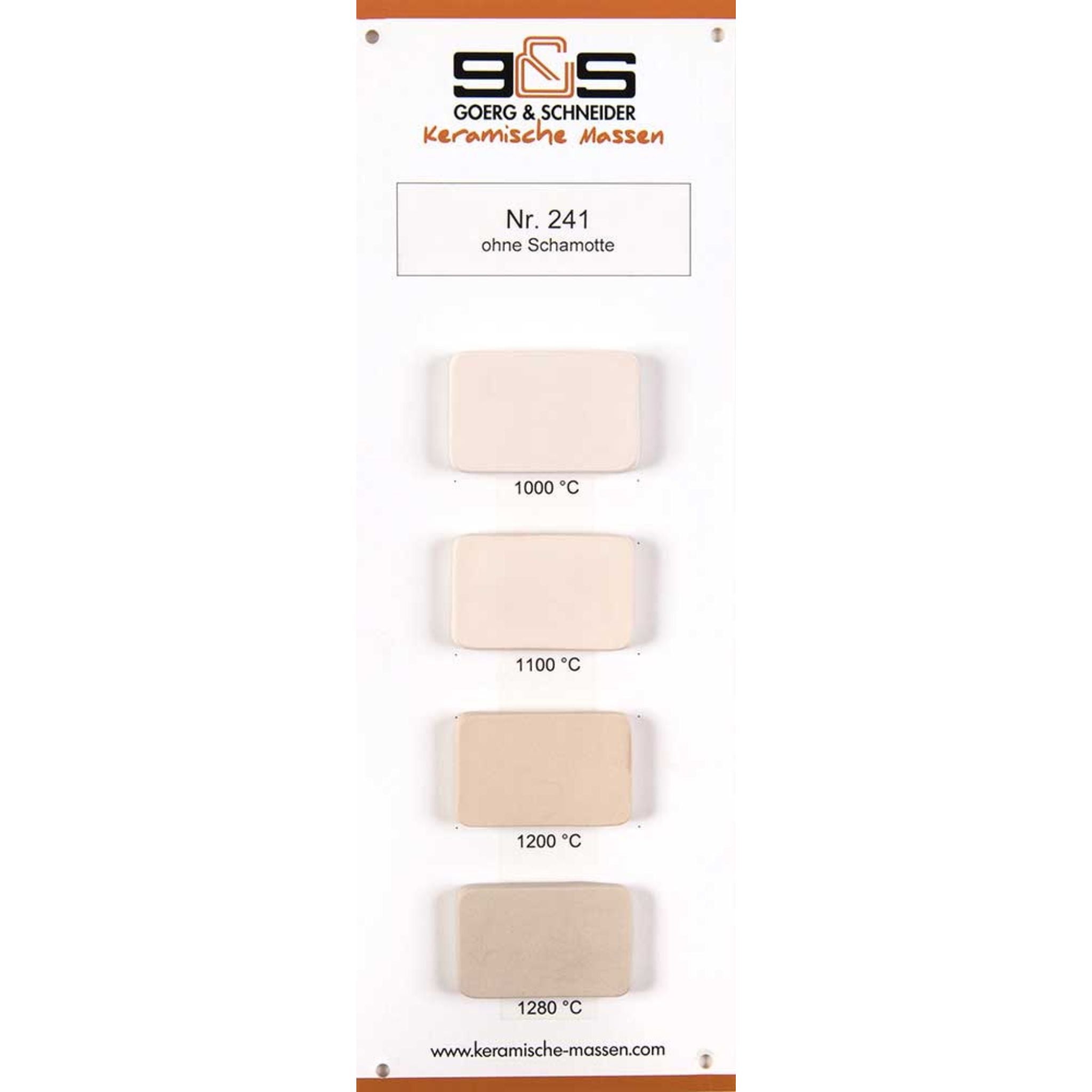 Eine Mustertafel zeigt vier Keramikfliesen G&S 241, die jeweils bei 1000°C, 1100°C, 1200°C und 1280°C gebrannt wurden. Ihre Farben unterscheiden sich subtil, alle sind Beispiele für hochwertiges Feinsteinzeug.