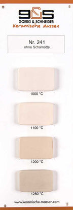 Eine Musterkarte von G&S 241 von Goerg & Schneider zeigt vier keramische Fliesen in Feinsteinzeugqualität, die bei 1000°C, 1100°C, 1200°C und 1280°C gebrannt wurden, wobei die Farben mit steigender Brenntemperatur von weiß zu hellbeige wechseln.