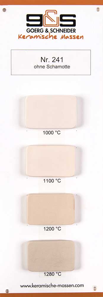 Eine Musterkarte von G&S 241 von Goerg & Schneider zeigt vier keramische Fliesen in Feinsteinzeugqualität, die bei 1000°C, 1100°C, 1200°C und 1280°C gebrannt wurden, wobei die Farben mit steigender Brenntemperatur von weiß zu hellbeige wechseln.