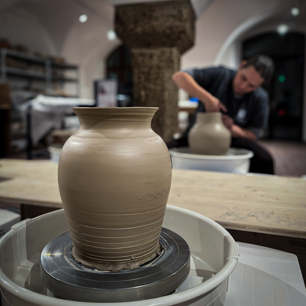 Kreativwerkstatt: Große Vase auf der Töpferscheibe