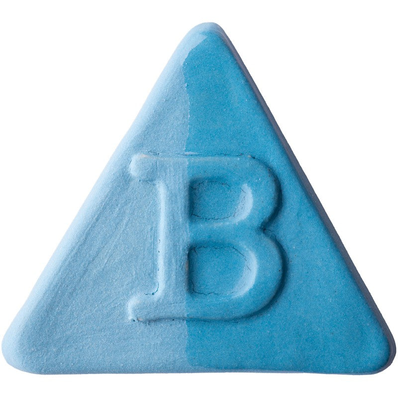 Die Botz Edition ist eine blaue, dreieckige Tafel mit einem fetten, in der Mitte eingeprägten „B“. Sie weist zweifarbige Blautöne und eine dezent strukturierte Oberfläche auf, die an Steinzeug-Engoben mit transparenter Glasur erinnert.