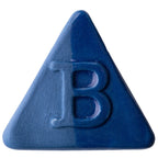 Die Botz Edition ist ein dunkelblaues, dreieckiges Stück mit einem erhabenen „B“ in der Mitte und einem subtilen Farbverlauf, gefertigt aus Steinzeug-Engoben und mit transparenter Glasur für mehr Tiefe veredelt.