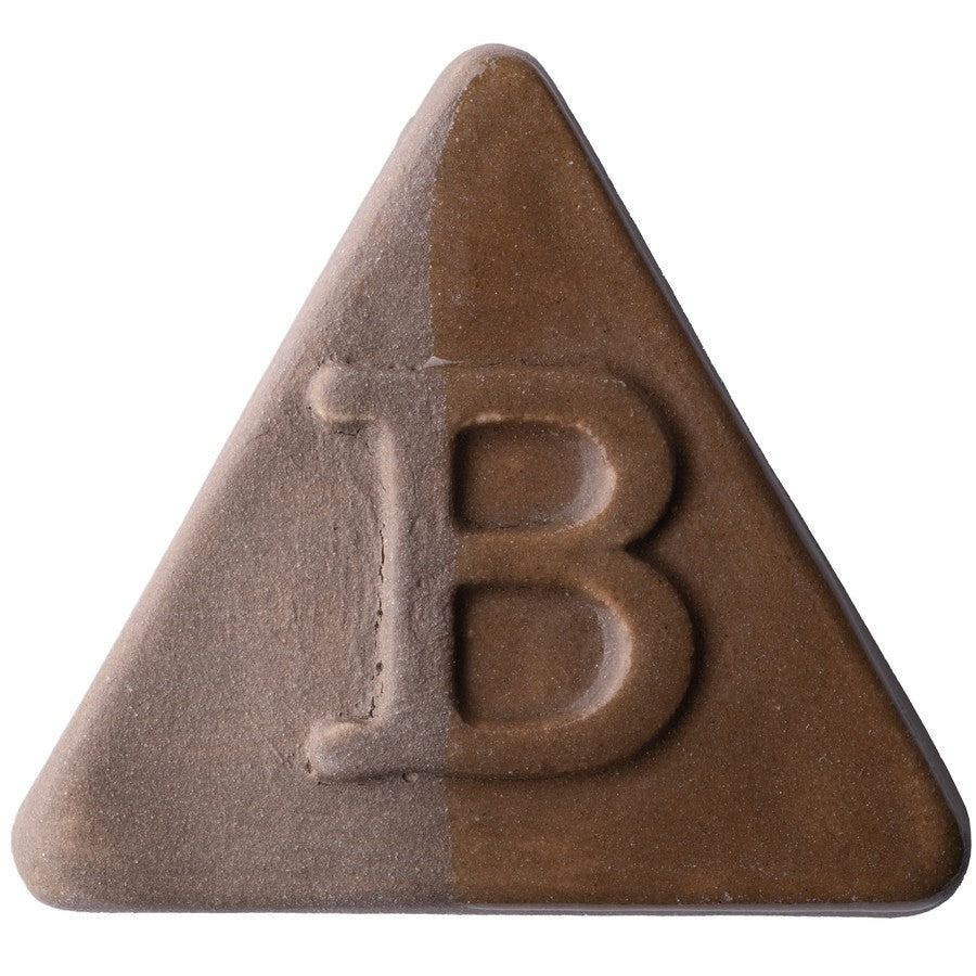 Die Botz Edition besteht aus einem dreieckigen, zweifarbigen Stück brauner Schokolade mit einem geprägten B, das an den Stil von Steinzeug-Engoben und die tiefen Farbtöne erinnert, die bei Brenntemperaturen von 1180–1280 °C entstehen.