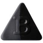 Die Botz Edition ist ein schwarzes, dreieckiges Objekt mit einem erhabenen Buchstaben B in der Mitte und einer transparenten Glasuroberfläche auf weißem Hintergrund.