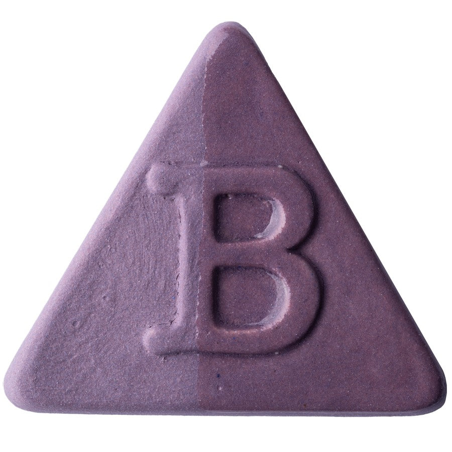 Die Botz Edition ist eine violette, dreieckige Tafel mit einem großen, in der Mitte eingeprägten B auf weißem Grund. Ihre transparente Glasur verleiht ihr ein glänzendes Finish und sie ist für den Brennbereich 1180–1280°C geeignet.