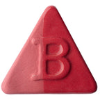 Eine rote, dreieckige Tafel der Botz Edition mit abgeschrägter Kante und einseitiger „B“-Prägung weist eine transparente Glasur auf. Sie ist auf weißem Untergrund abgebildet.