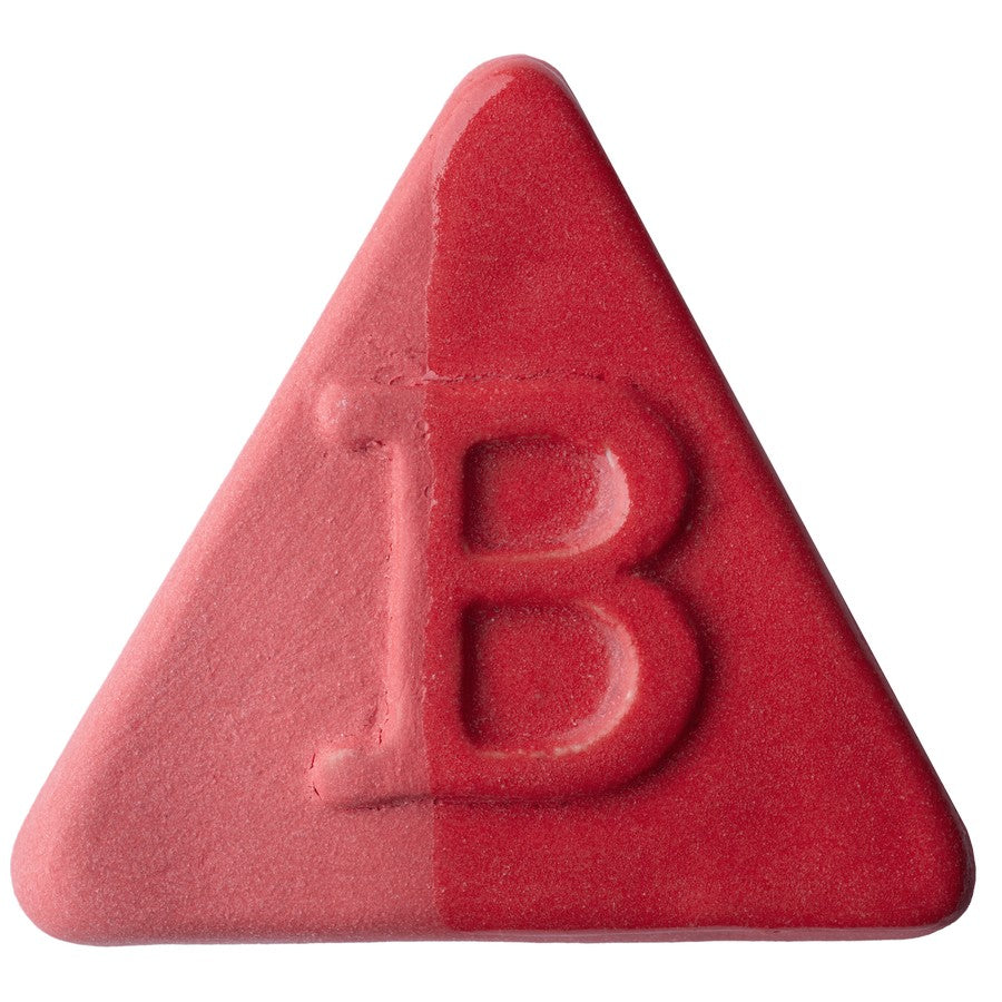 Eine rote, dreieckige Tafel der Botz Edition mit abgeschrägter Kante und einseitiger „B“-Prägung weist eine transparente Glasur auf. Sie ist auf weißem Untergrund abgebildet.