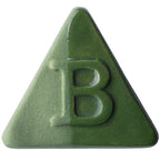 Die Botz Edition ist eine grüne, dreieckige Keramikfliese mit glänzender und matter Oberfläche, einem erhabenen Buchstaben B in der Mitte und einer transparenten Glasurbeschichtung.