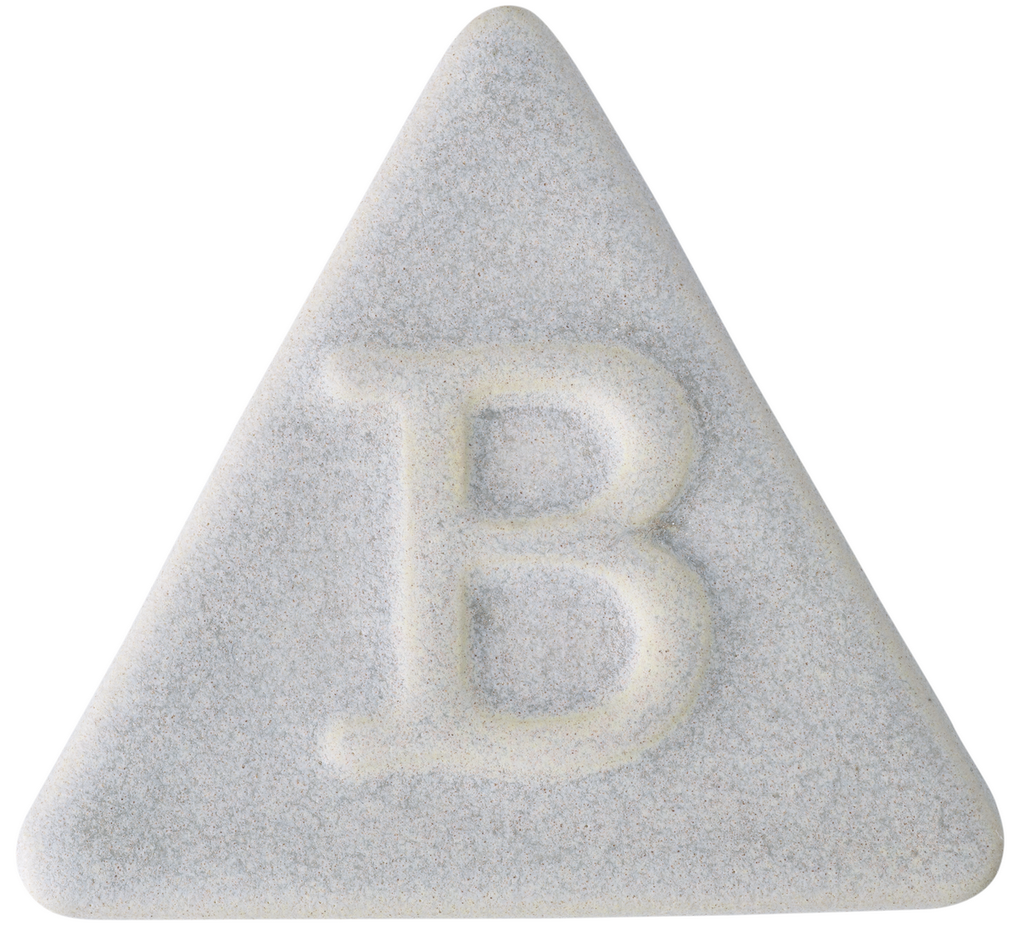 Eine hellgraue, dreieckige Tafel mit abgerundeten Ecken und einem großen erhabenen „B“ in der Mitte – in Anlehnung an die Oberfläche der bei 1220–1280 °C gebrannten Glasuren von Botz Steinzeug.