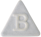 Eine hellgraue, dreieckige Tafel mit abgerundeten Ecken und einem großen erhabenen „B“ in der Mitte – in Anlehnung an die Oberfläche der bei 1220–1280 °C gebrannten Glasuren von Botz Steinzeug.